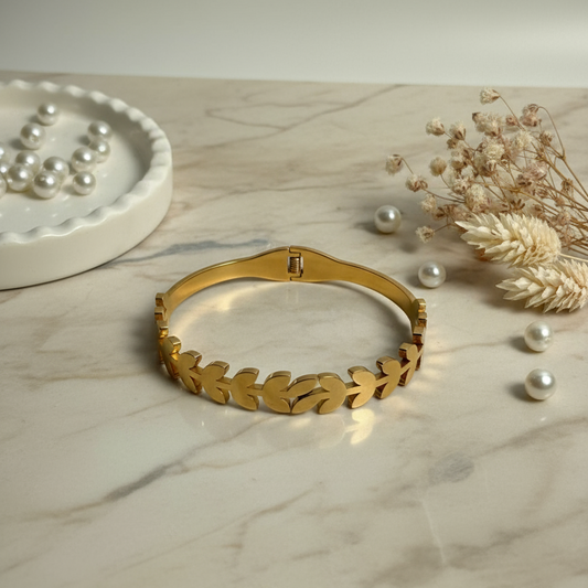 Gold Leaf Motif Open Bangle – Nature's Timeless Elegance 🍂✨