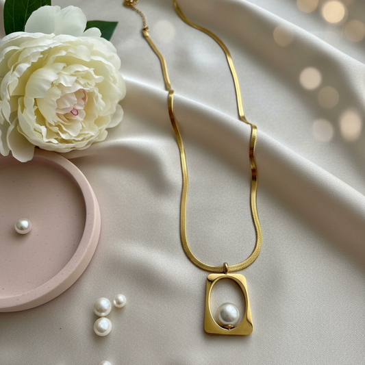 Pearl Orbit Minimal Gold Necklace – Timeless Elegance ✨🤍