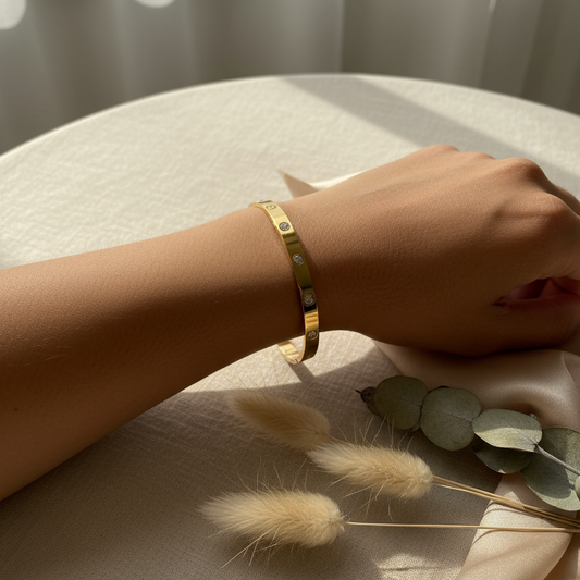 Classic Crystal Gold Bangle – Timeless Modern Sparkle ✨💎