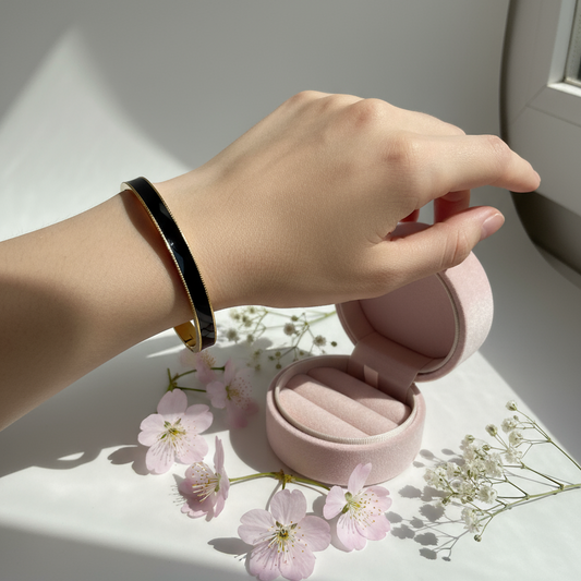 Classic Black Enamel Gold Bangle – Timeless Minimal Luxe 🖤✨